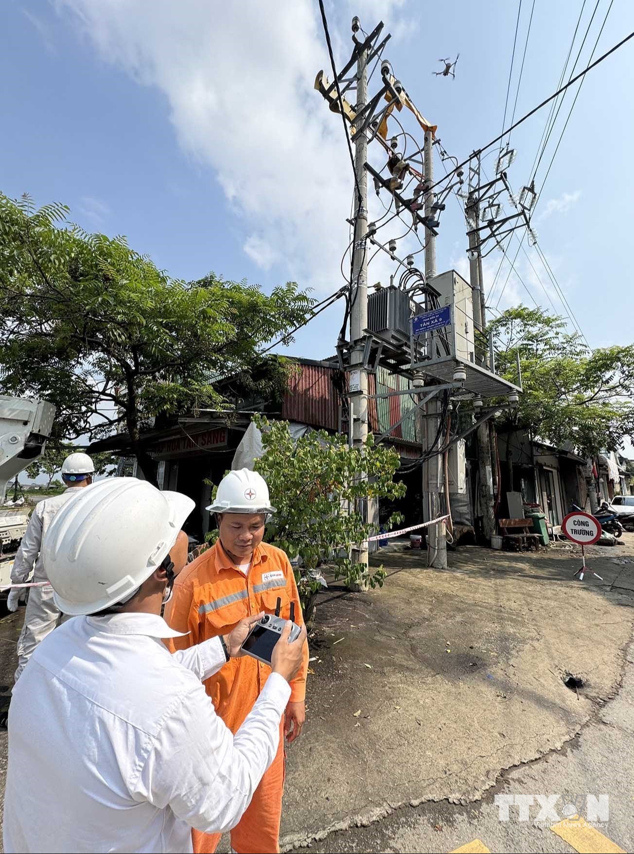 Sử dụng thiết bị bay không người lái (flycam), giúp phát hiện các khiếm khuyết trên lưới điện mà không cần trèo cao hay cắt điện trên đường dây 110kV, xã Hạ Bằng. (Ảnh: Vũ Sinh/TTXVN)